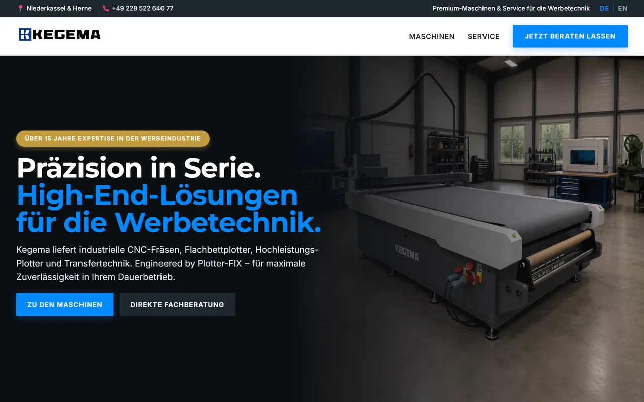 Startseite von Kegema: ein Flachbettplotter in der Werkhalle, daneben die Einstiege zu den Maschinen und zur Fachberatung
